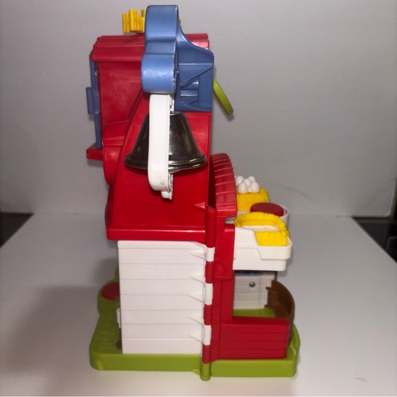 2016 Fisher-Price Little People Red and White Farmhouse Playset with Figures - Picture 9 of 13